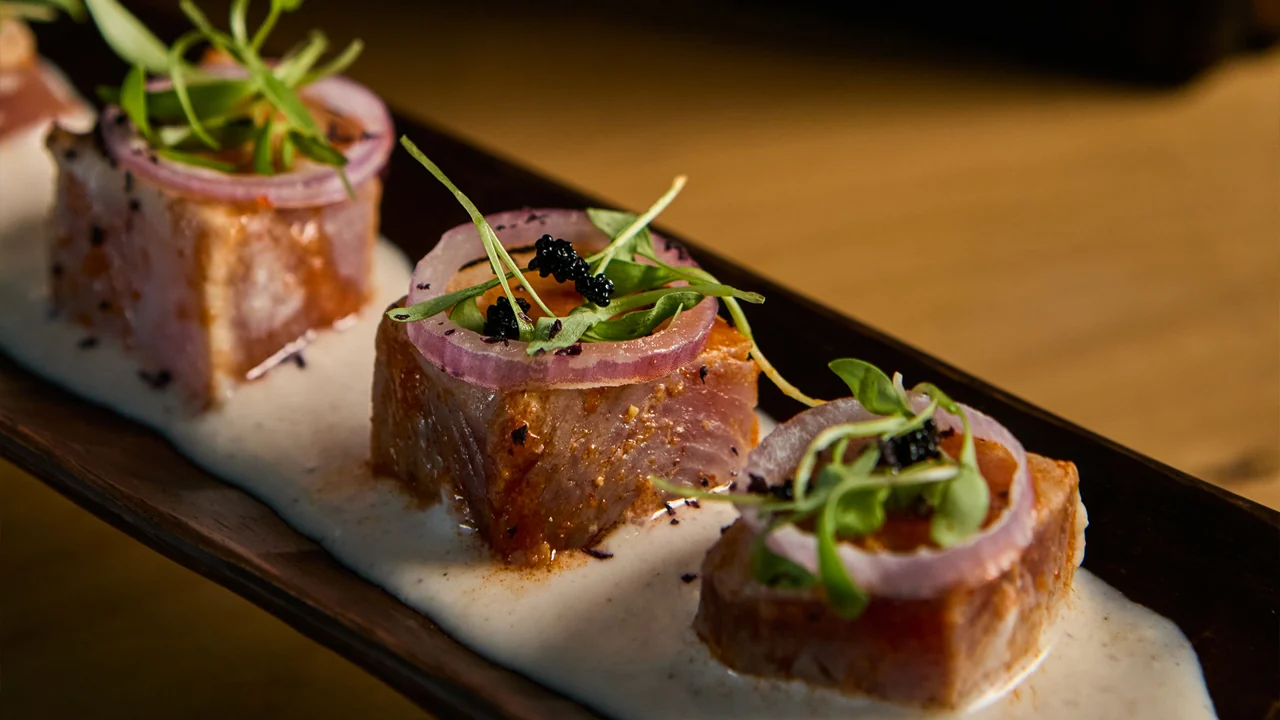 Platos de Kimo sobre una tabla de madera