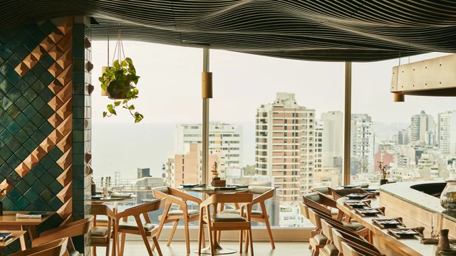 El salón de Kimo de día, con su barra y ventanales